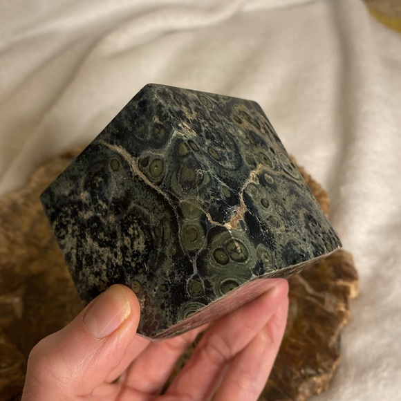 ✨🐊 Unique Kambaba (Crocodile) Jasper Cube – Stands on One Corner! 🐊✨ - Picture 8 of 9